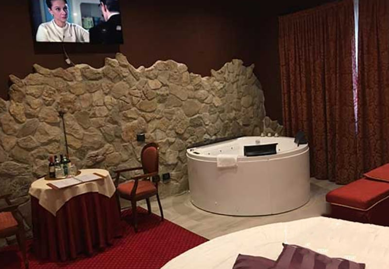 Suite Sensation Idro XXL Tailor Made Tempio Medioevale Delle Coccole - Immagine 3